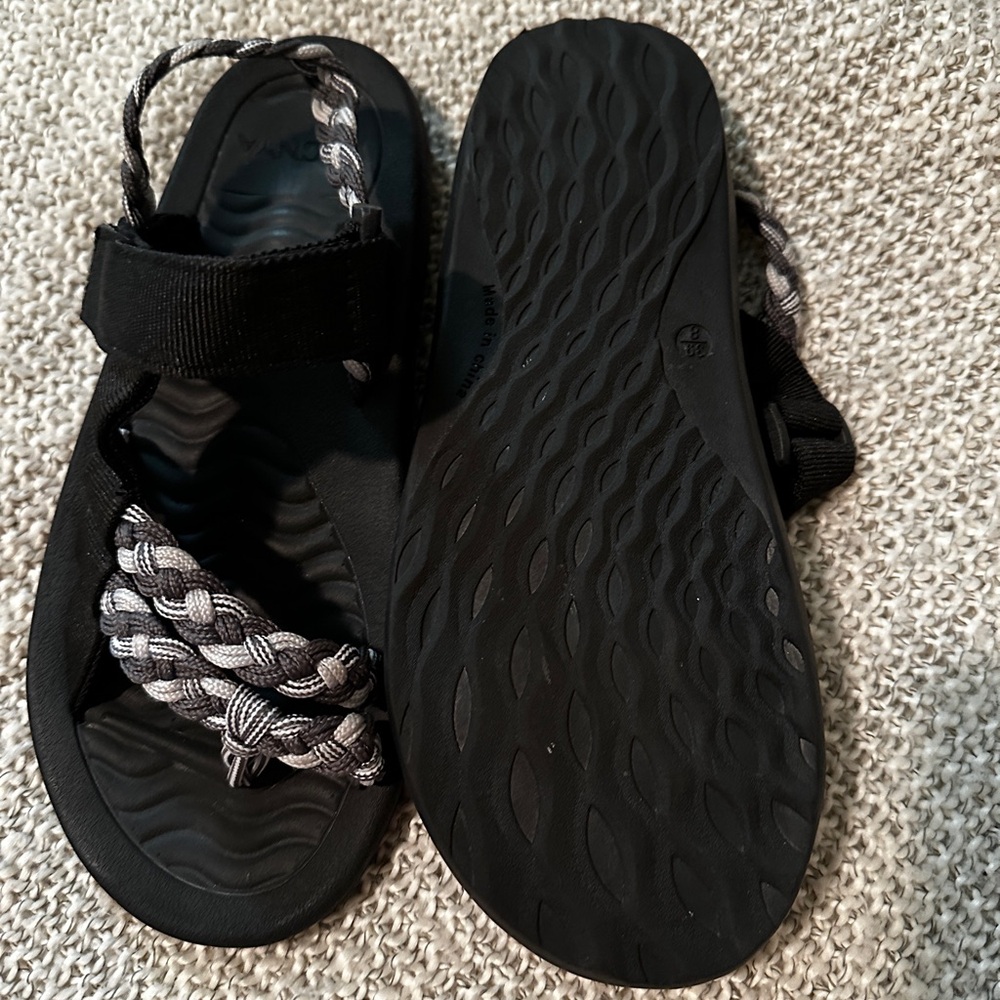 MEGNYA hiking sandals sz 8- great condition